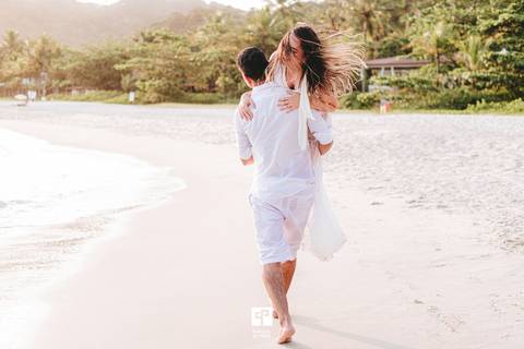 Ensaio pre-wedding na praia, ensaio pre wedding, ensaio de casal, ensaoi pre casamento, fotos espontâneas, ideias de pose para ensaio, ensaio fotografico, fotografo de casamento, casamento, noiva, vestido de noiva, raphael oliveira fotografia.'