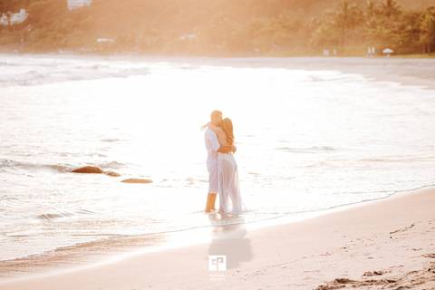 Ensaio pre-wedding na praia, ensaio pre wedding, ensaio de casal, ensaoi pre casamento, fotos espontâneas, ideias de pose para ensaio, ensaio fotografico, fotografo de casamento, casamento, noiva, vestido de noiva, raphael oliveira fotografia.'