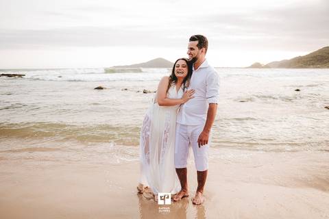 Ensaio pre-wedding na praia, ensaio pre wedding, ensaio de casal, ensaoi pre casamento, fotos espontâneas, ideias de pose para ensaio, ensaio fotografico, fotografo de casamento, casamento, noiva, vestido de noiva, raphael oliveira fotografia.'