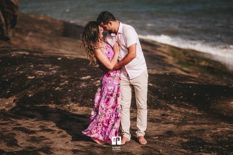 Ensaio pre-wedding na praia, ensaio pre wedding, ensaio de casal, ensaoi pre casamento, fotos espontâneas, ideias de pose para ensaio, ensaio fotografico, fotografo de casamento, casamento, noiva, vestido de noiva, raphael oliveira fotografia.'