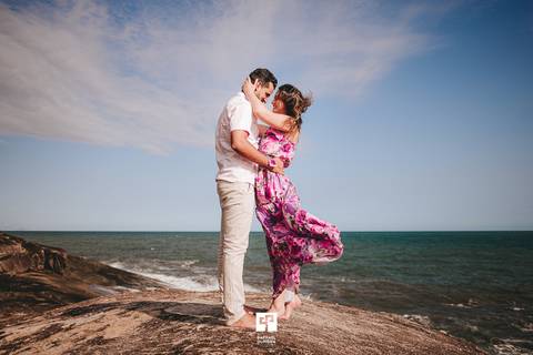 Ensaio pre-wedding na praia, ensaio pre wedding, ensaio de casal, ensaoi pre casamento, fotos espontâneas, ideias de pose para ensaio, ensaio fotografico, fotografo de casamento, casamento, noiva, vestido de noiva, raphael oliveira fotografia.'