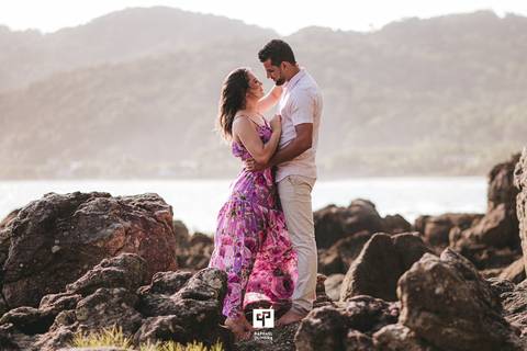 Ensaio pre-wedding na praia, ensaio pre wedding, ensaio de casal, ensaoi pre casamento, fotos espontâneas, ideias de pose para ensaio, ensaio fotografico, fotografo de casamento, casamento, noiva, vestido de noiva, raphael oliveira fotografia.'
