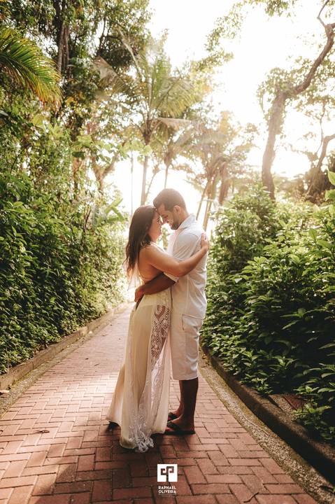 Ensaio pre-wedding na praia, ensaio pre wedding, ensaio de casal, ensaoi pre casamento, fotos espontâneas, ideias de pose para ensaio, ensaio fotografico, fotografo de casamento, casamento, noiva, vestido de noiva, raphael oliveira fotografia.'