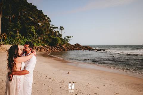 Ensaio pre-wedding na praia, ensaio pre wedding, ensaio de casal, ensaoi pre casamento, fotos espontâneas, ideias de pose para ensaio, ensaio fotografico, fotografo de casamento, casamento, noiva, vestido de noiva, raphael oliveira fotografia.'
