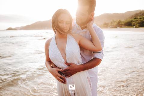 Ensaio pre-wedding na praia, ensaio pre wedding, ensaio de casal, ensaoi pre casamento, fotos espontâneas, ideias de pose para ensaio, ensaio fotografico, fotografo de casamento, casamento, noiva, vestido de noiva, raphael oliveira fotografia.'