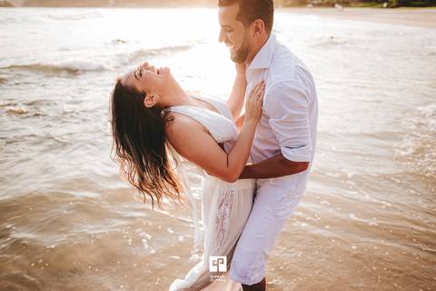 Ensaio pre-wedding na praia, ensaio pre wedding, ensaio de casal, ensaoi pre casamento, fotos espontâneas, ideias de pose para ensaio, ensaio fotografico, fotografo de casamento, casamento, noiva, vestido de noiva, raphael oliveira fotografia.'