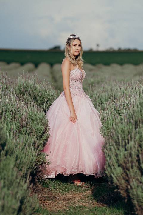 ensaio 15 anos, fotografia debutante, festa de 15 anos, ensaio feminino, fotógrafa debutante São Paulo, book 15 anos, ensaio elegante, fotografia adolescente, debutante luxo, ensaio cinematográfico, pré festa 15 anos, retrato feminino sofisticado'