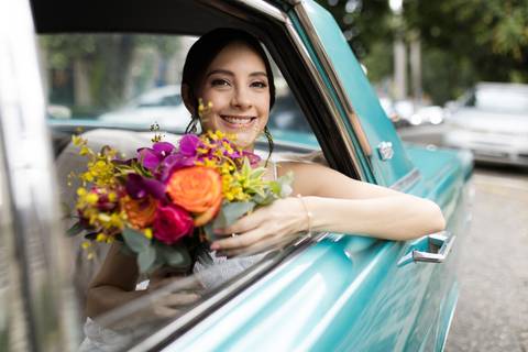 noiva no carro antes da entrada'
