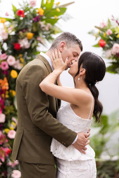 casal se beijando pos cerimonia '