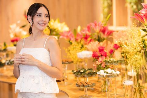 noiva de frente a decoração de casamento'
