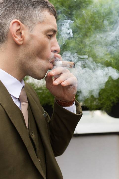 noivo fumando charuto'