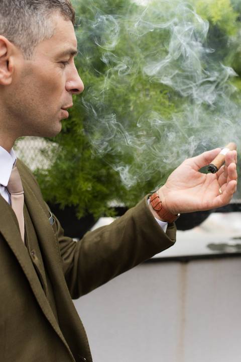 noivo fumando charuto'