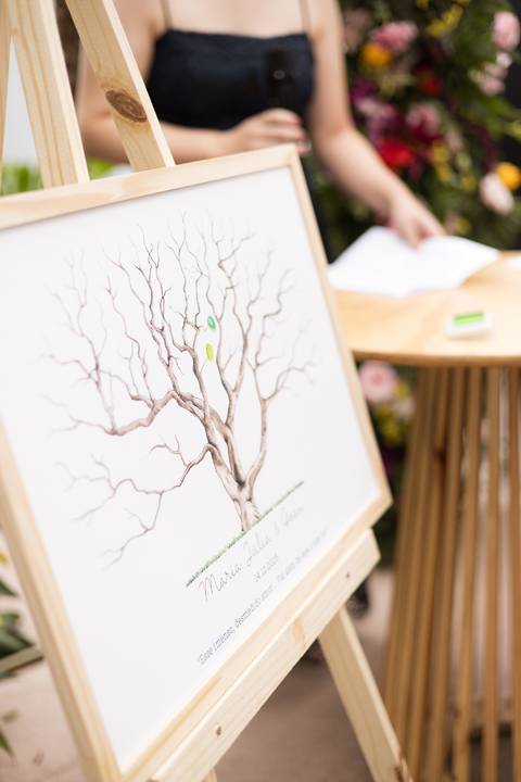 quadro de assinatura com arvore e digitais a tinta'