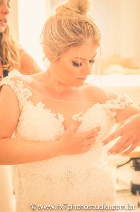 Noiva se vestindo'