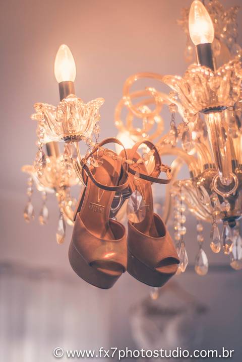 Lindo lustre com o sapato da noiva'