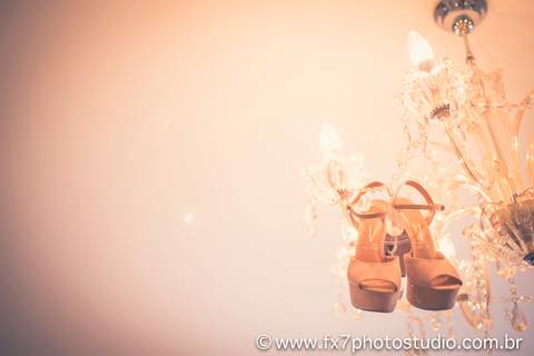 Lindo lustre com o sapato da noiva'