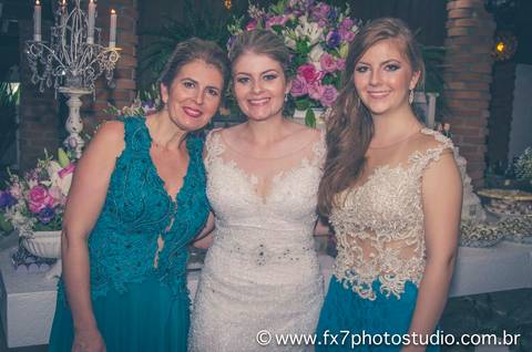 noiva com mãe e irmã - casamento louveira SP'