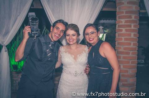 Noiva com fotógrafo e esposa do fotógrafo-casamento louveira'