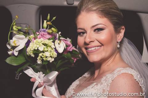 noiva sorrindo com buque'
