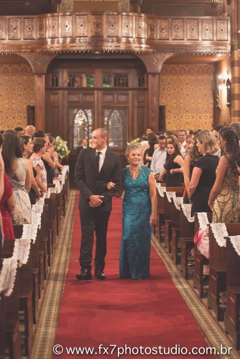 Noiva e mãe indo ao altar'