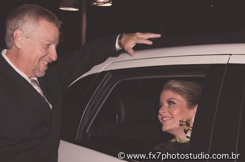 noiva e pai em frente a igreja matriz de Jundiaí'