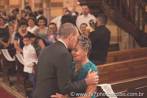 Noivo beijando a mãe ao altar'