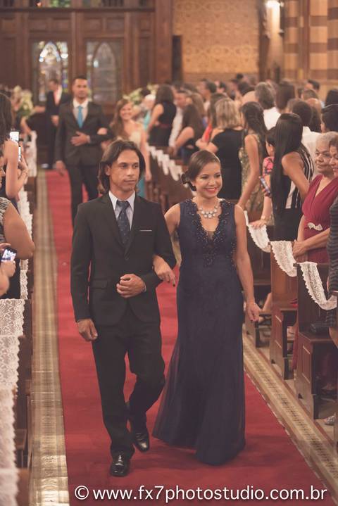 madrinhas e padrinhos indo ao altar'