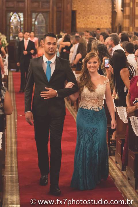 madrinhas e padrinhos indo ao altar'