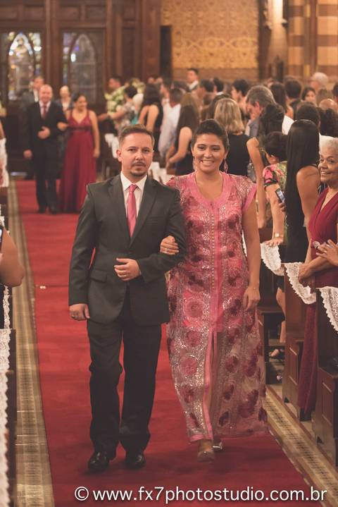 madrinhas e padrinhos indo ao altar'