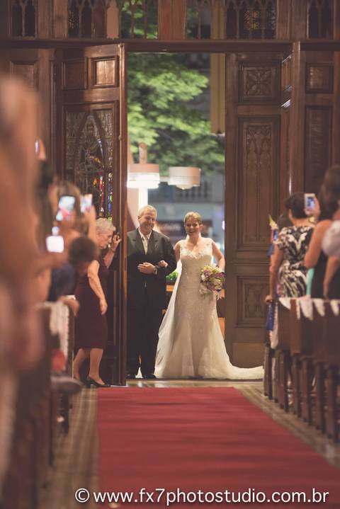 abertura de portas da igreja pra noiva'