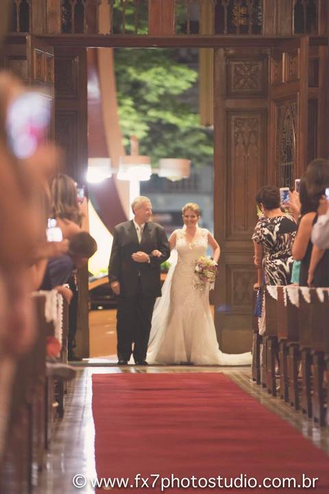 entrada da noiva ao pai na igreja'