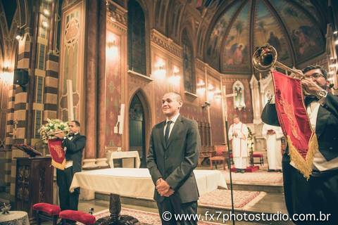 noivo vendo a noiva pela primeira vez na igreja'