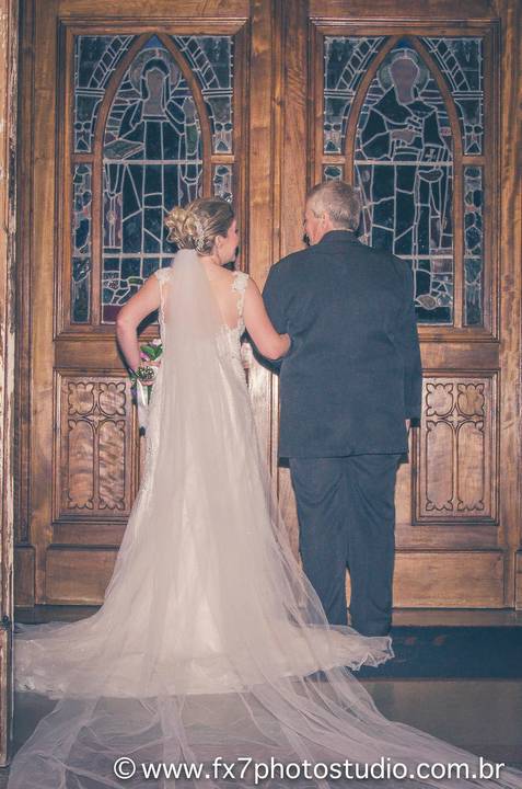 pai e noiva de costas na igreja matriz de Jundiaí'