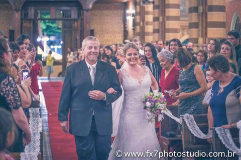 Pai e noiva caminhando ao altar'