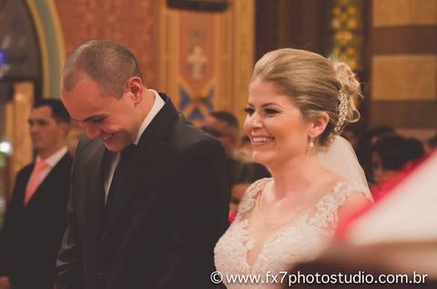 noivos sorrindo no altar'