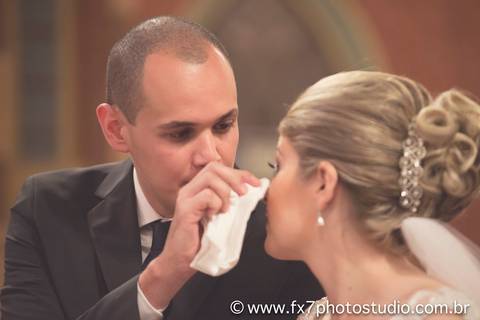 noivo enxugando lágrimas da noiva'