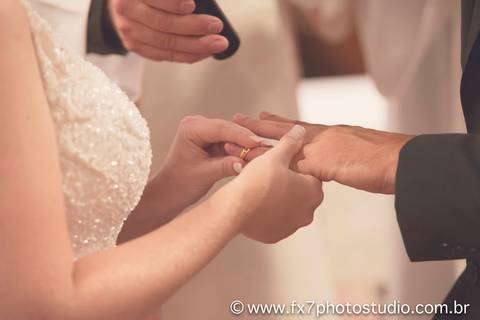 noiva colocando aliança'