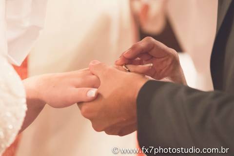 noivo colocando aliança'