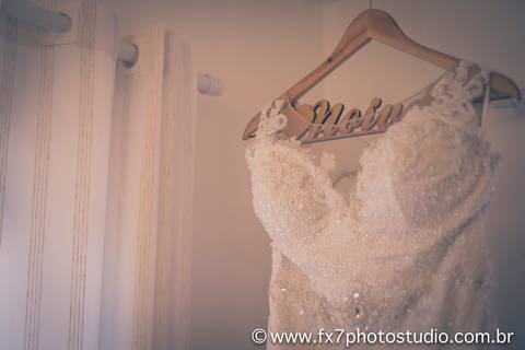 vestido da noiva pendurado com cabide personalido'