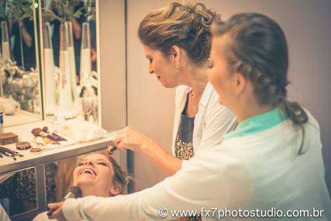 irmã e mãe da noiva brincando'