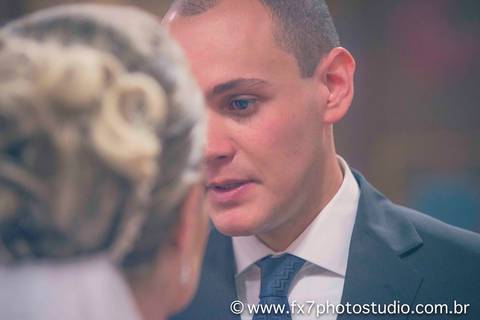 noivo olhando pra noiva nas juras'