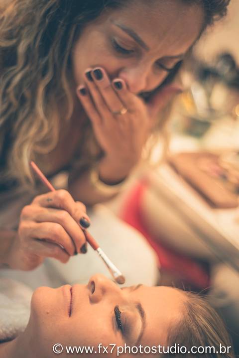 maquiadora se emocionando com a noiva'