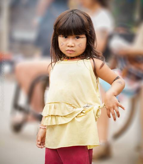 criança indígena participando das  festividades'