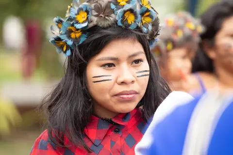 jovem índia participando das festividades na aldeia'