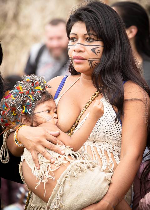 índia amamentando seu bebe '