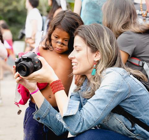 fotógrafa mostrando a foto para a índiazinha'