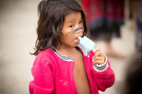 criança  indígena tomando sorvete'