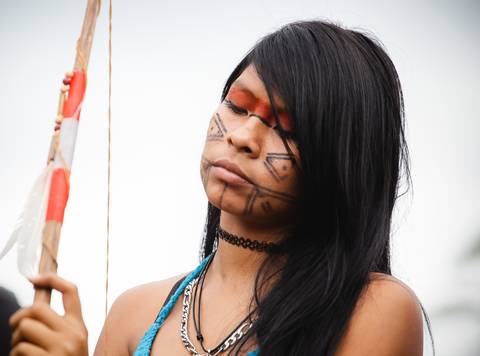 Índia Guarani com arco e flecha'
