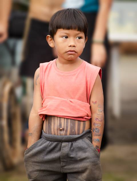 criança indígena participando das  festividades'