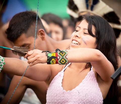 Índia Guarani com arco e flecha'